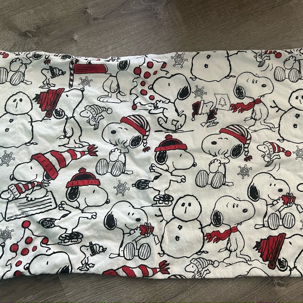 Holiday Snoopy Print Bedding Set in White and Red - Cozy Home Bedding - Picture 2 of 4